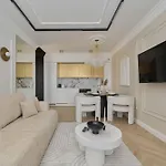 Luxurious 13th Floor Beige In With Furnished Balcony By Renters Prestige Apartamento Breslavia