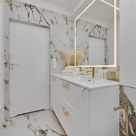 Luxurious 13th Floor Beige In With Furnished Balcony By Renters Prestige アパート ヴロツワフ