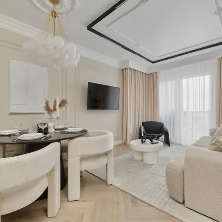 Luxurious 13th Floor Beige In With Furnished Balcony By Renters Prestige アパート ヴロツワフ