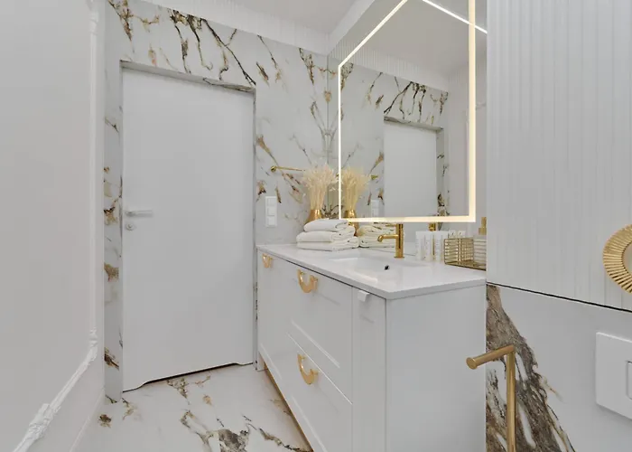 Luxurious 13th Floor Beige In With Furnished Balcony By Renters Prestige شقة فروتسواف