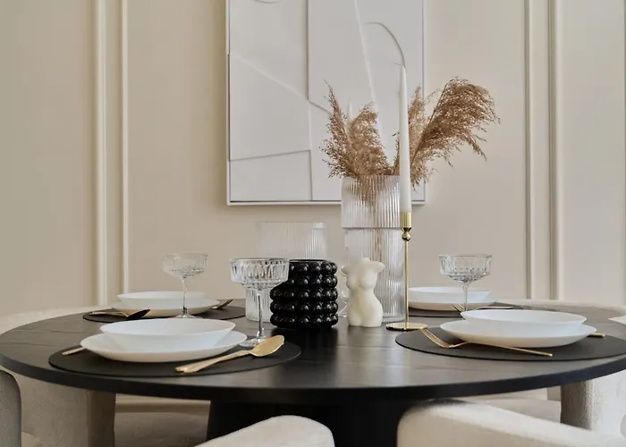 Luxurious 13th Floor Beige In With Furnished Balcony By Renters Prestige * فروتسواف